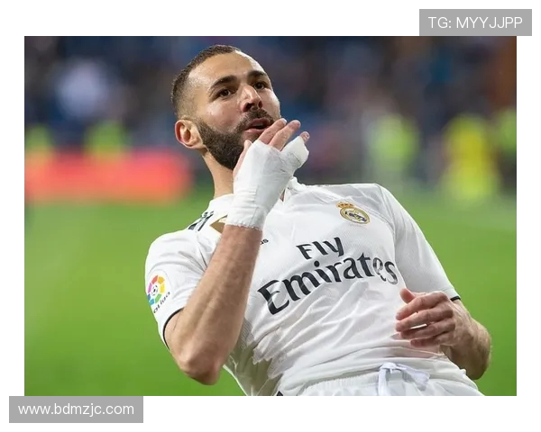 卡里姆本泽马再度闪耀赛场展现传奇前锋无与伦比的领袖风采 卡里姆本泽马再度闪耀赛场展现传奇前锋无与伦比的领袖风采